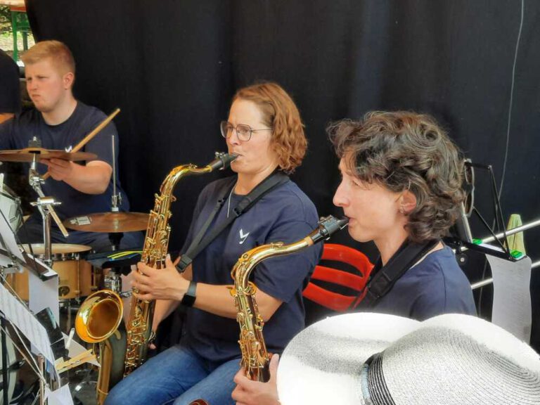 musikverein-mittelbiberach-biberacher-schuetzenfest-2023-biberkeller-auftritt-saxophon-juli-christine